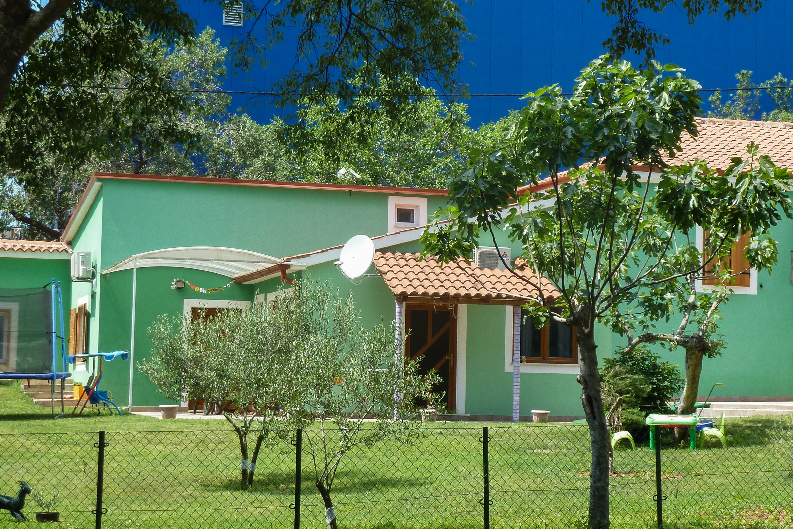 Grünes Landhaus auf dem Weg nach Pomer